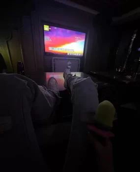 KTV热情骚货小妹