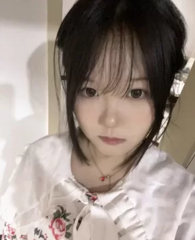 小巧可爱的兼职小妹