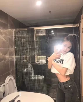 一个神秘的小美女