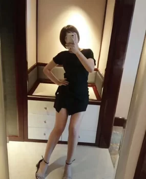 大胸短发妹子佩倪